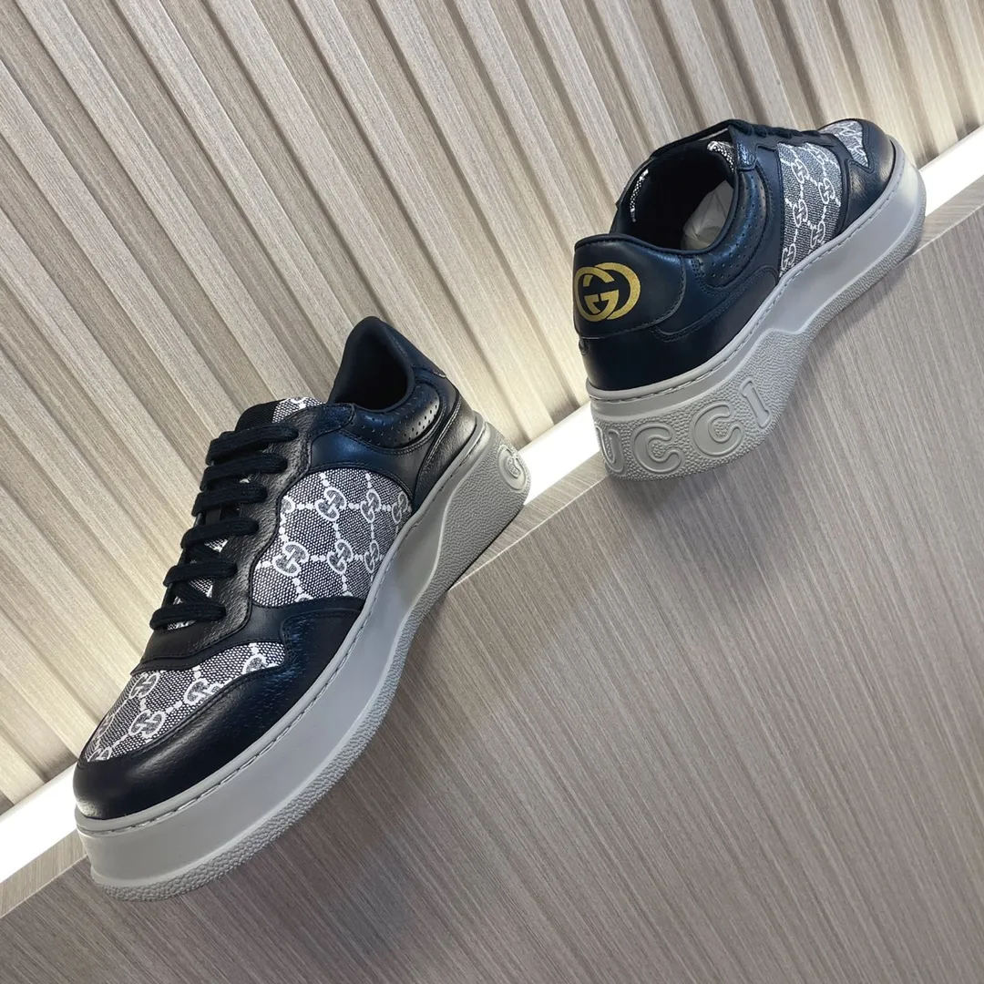 All details of P660 are all genuine leather. Welcome to compare with Gucci~~ The new upgraded version, original original color, with overseas purchase air packaging⚠️ @GG couple thick-soled shoes...biscuit shoes...white shoes...sports shoes...flat shoes...catwalk style: celebrities, Internet celebrities, Xiaohongshu, etc. will definitely plant grass and call ❤ Original customized cowhide fabric (classic old floral fabric, perforation, embossing technology), the original bottom has a large Gucci Logo, and there is a GG on the heel Logo, 5cm thick sole, classic Gucci webbing... Men's size 39-44